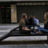 ...ma sono poco comodi: di fatto non � possibile appoggiarci la schiena. Nel salotto della musica richiamano i tasti di un pianoforte...